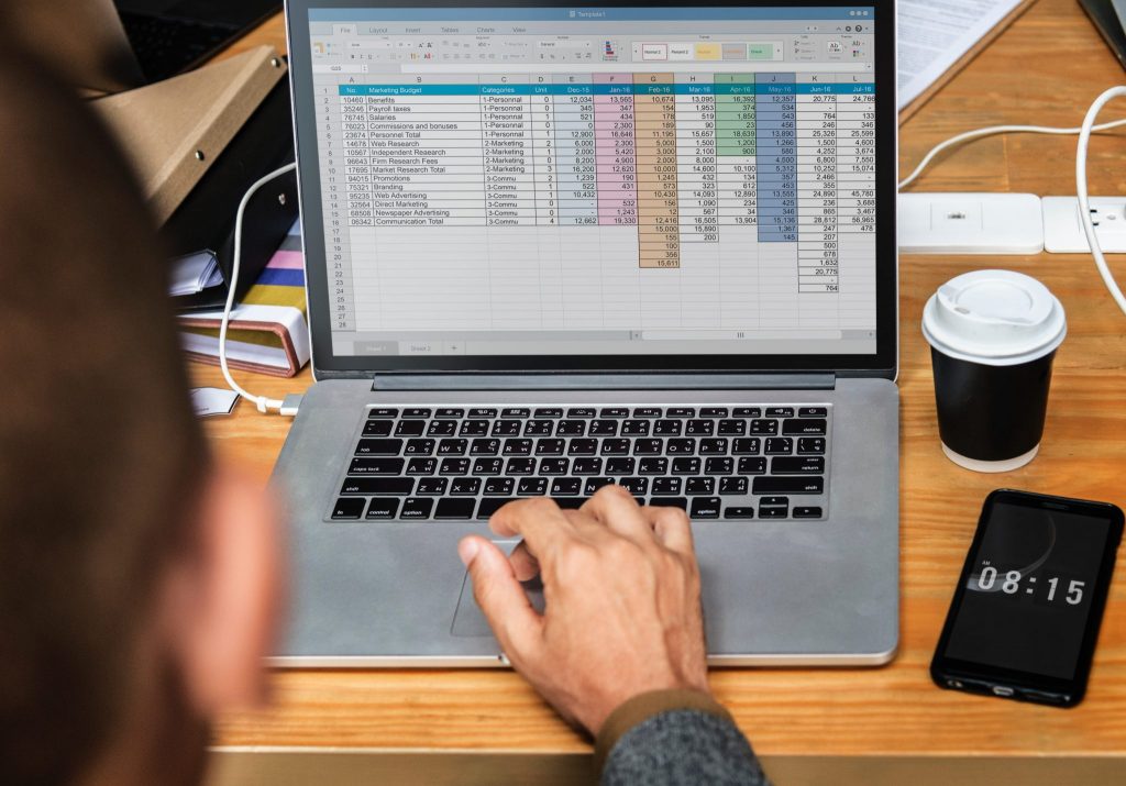 usuário trabalhando no microsoft excel